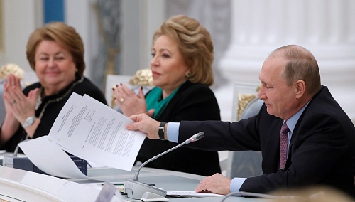 Путин предложил платить за рождение первенца 10,5 тысяч рублей ежемесячно